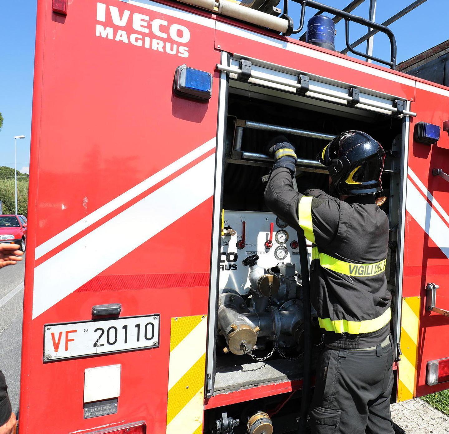 Un presidio dei vigili del fuoco in piazza