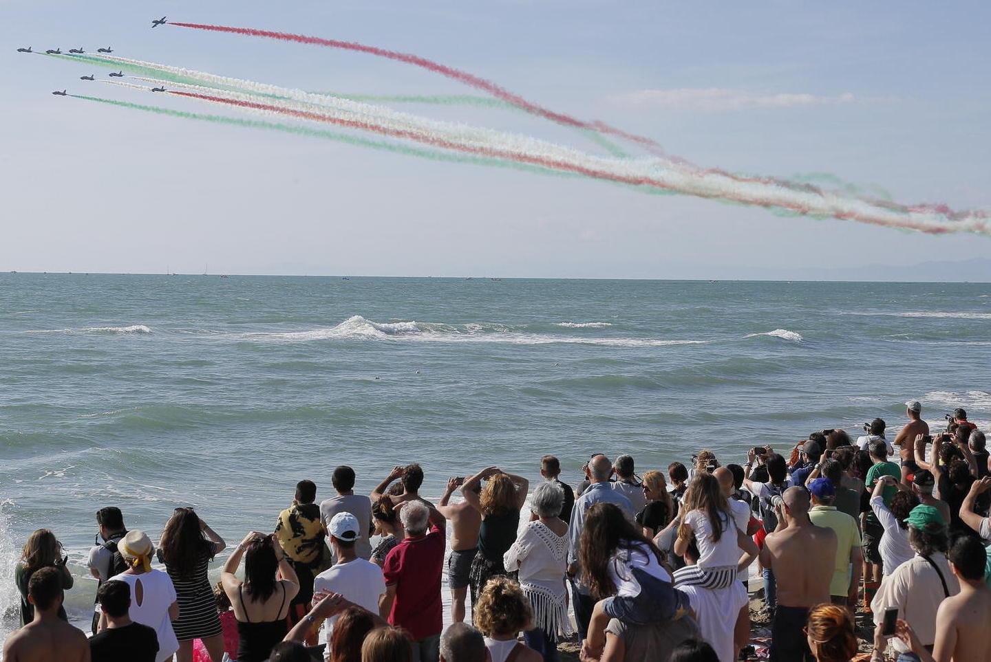 Bagni aperti, primi tuffi in mare le Frecce tricolori e poi l’ingorgo
