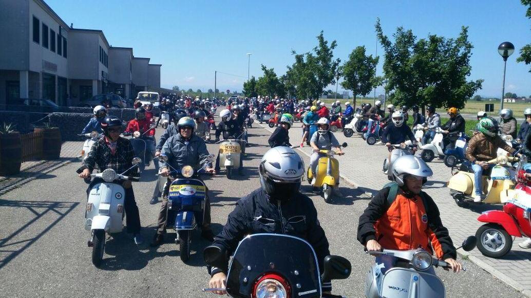 In 150 in sella alla mitica Vespa