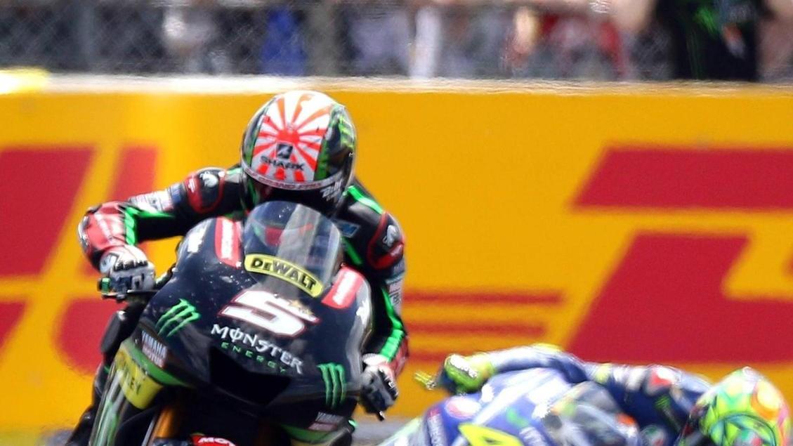 Rossi si butta via A Le Mans cade all’ultima curva