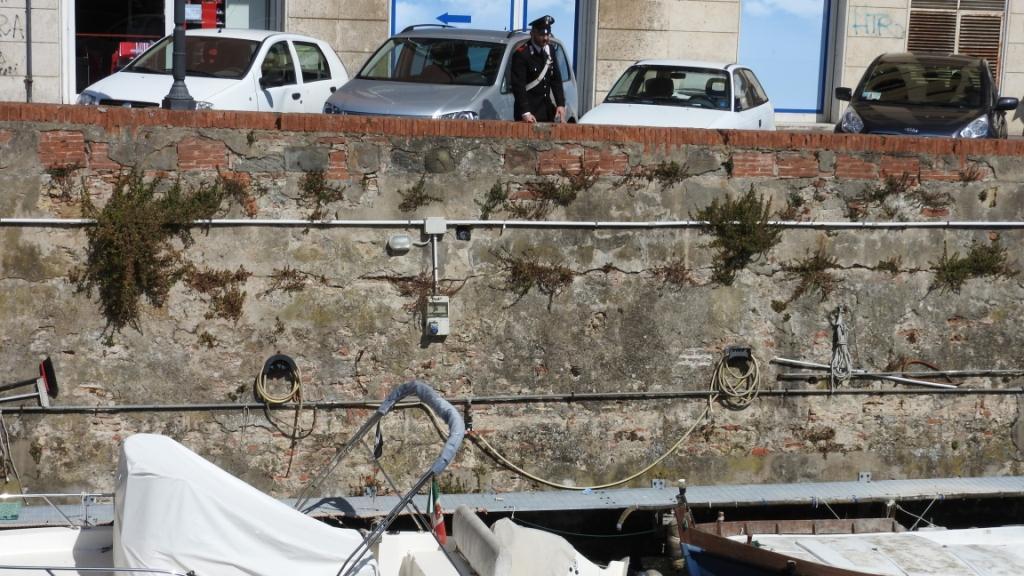Spinge la fidanzatina giù dai Fossi, arrestato giovane di 17 anni