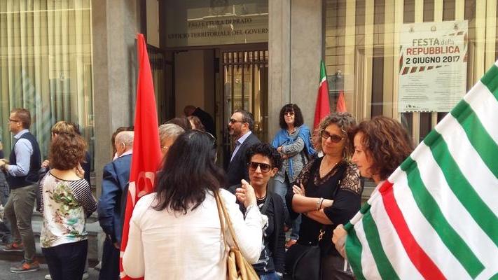 Il presidio dei lavoratori della Provincia di fronte alla Prefettura