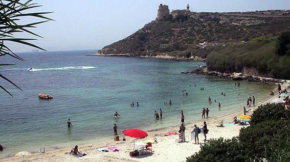 Cagliari, salta addosso a una ragazza in spiaggia e la palpeggia: 77enne arrestato