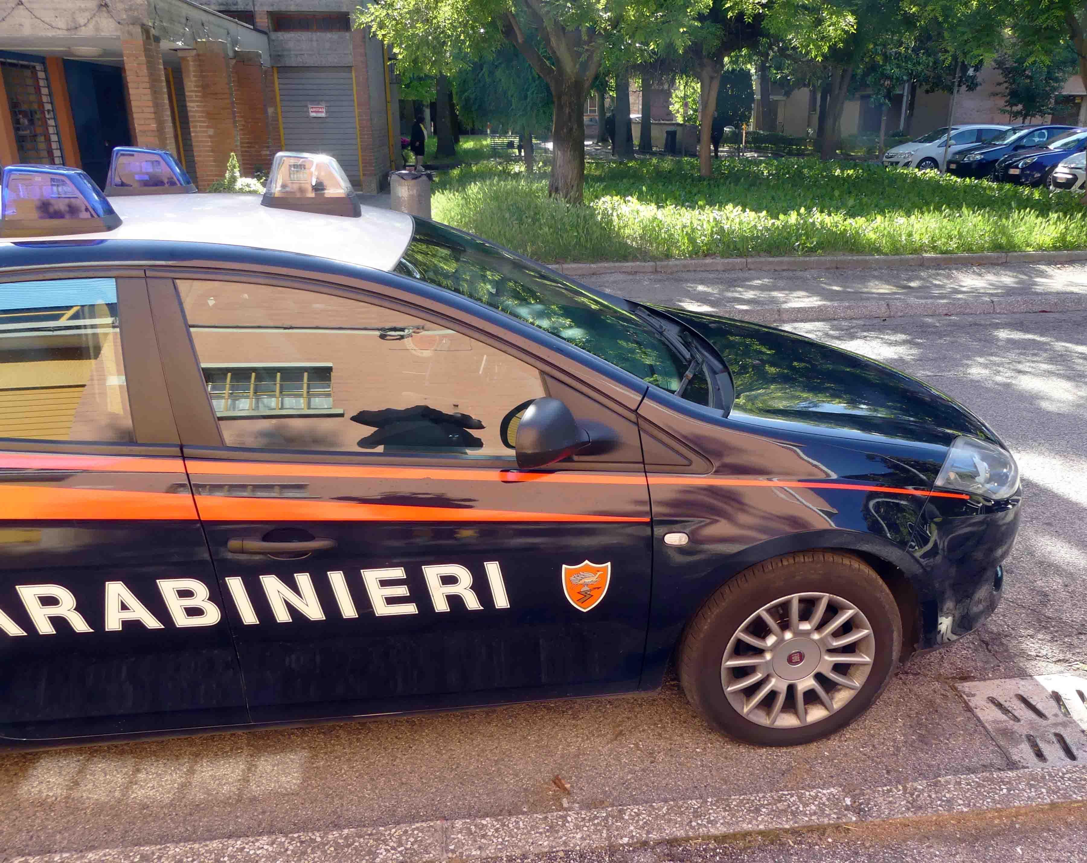 Adesca e palpa adolescente: 70enne denunciato dai carabinieri