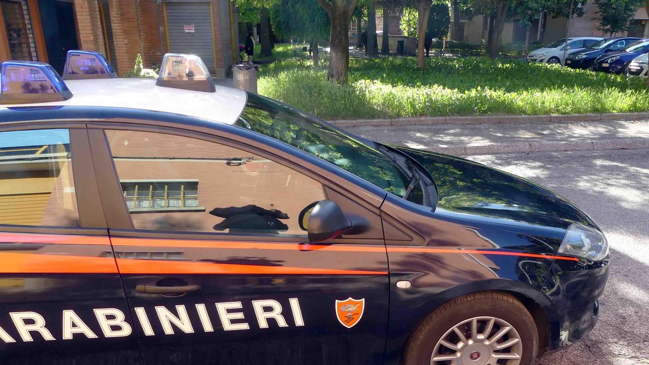 Adesca e palpa adolescente: 70enne denunciato dai carabinieri