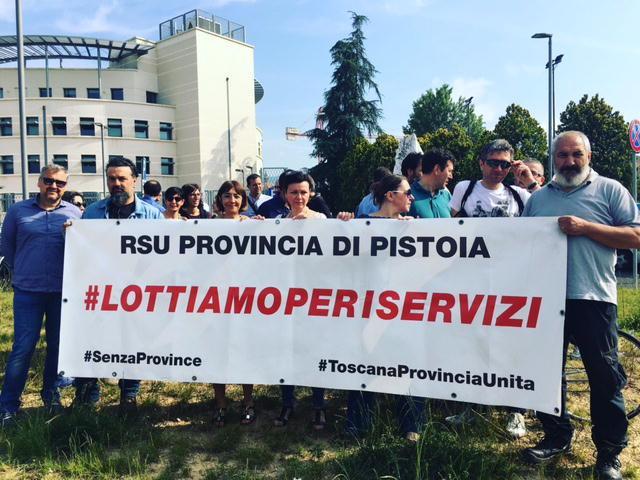 Il presidio dei lavoratori della Provincia davanti alla Prefettura di Pistoia