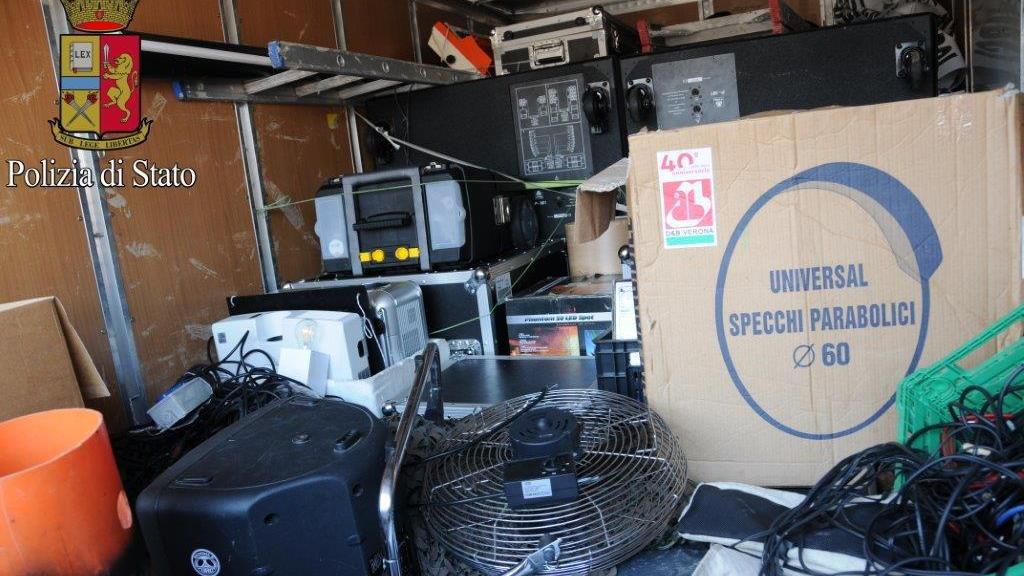 Parte del materiale trovato sui furgoni
