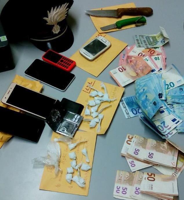 Droga e soldi sequestrati dai carabinieri agli arrestati
