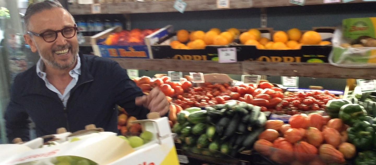A passeggio per Reggio Emilia con lo chef Barbieri: «Dai, liberatevi dal mappazzone!»   