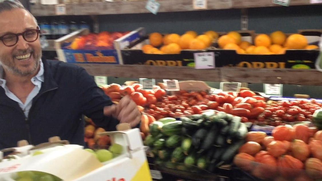 A passeggio per Reggio Emilia con lo chef Barbieri: «Dai, liberatevi dal mappazzone!»