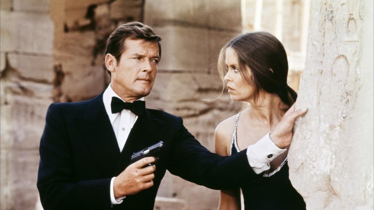 Roger Moore e Barbara Bach in un film di 007