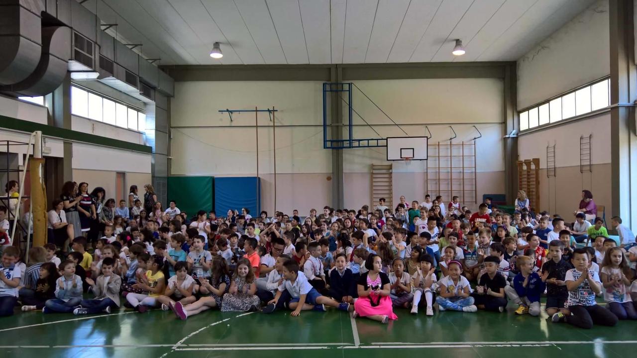Gli alunni della scuola primaria Manzi di Iolo