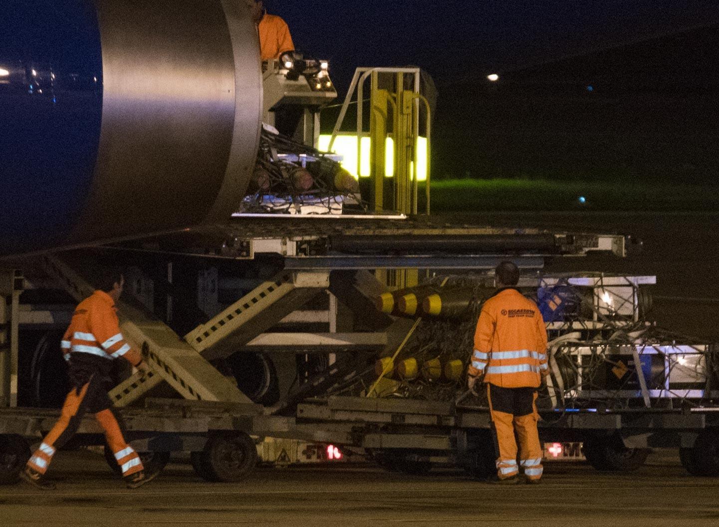I componenti delle bombe prodotti a Domusnovas caricati su un aereo (foto Rosas)