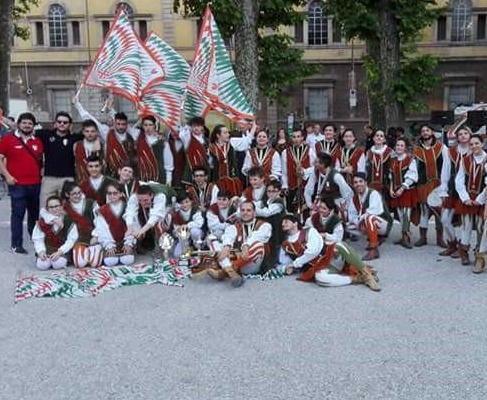 Sbandieratori e musici di S.Anna conquistano il torneo delle bandiere