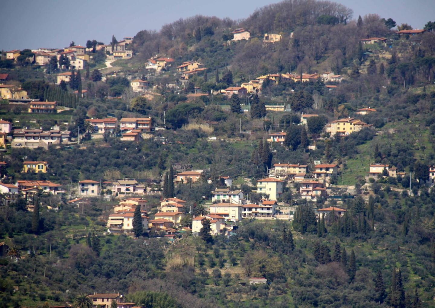 Strada chiusa "per cadavere": ma è uno scherzo 