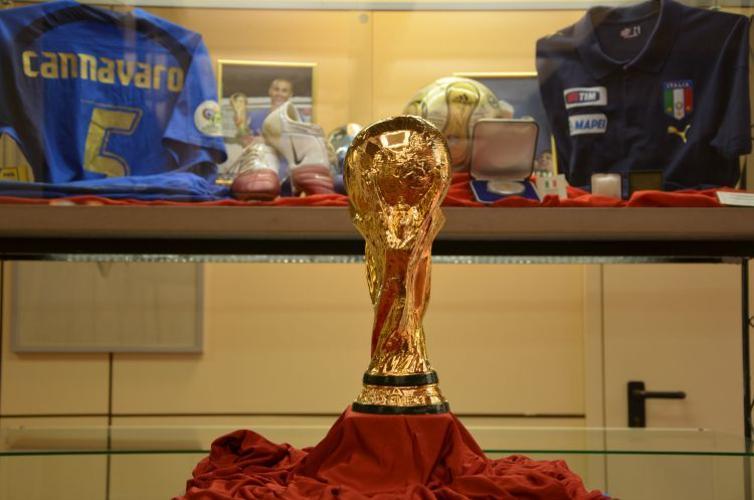 Una Coppa del Mondo esposta in un museo
