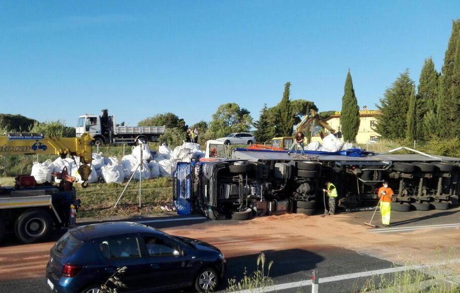 Il camion ribaltato allo svincolo dell'autostrada 