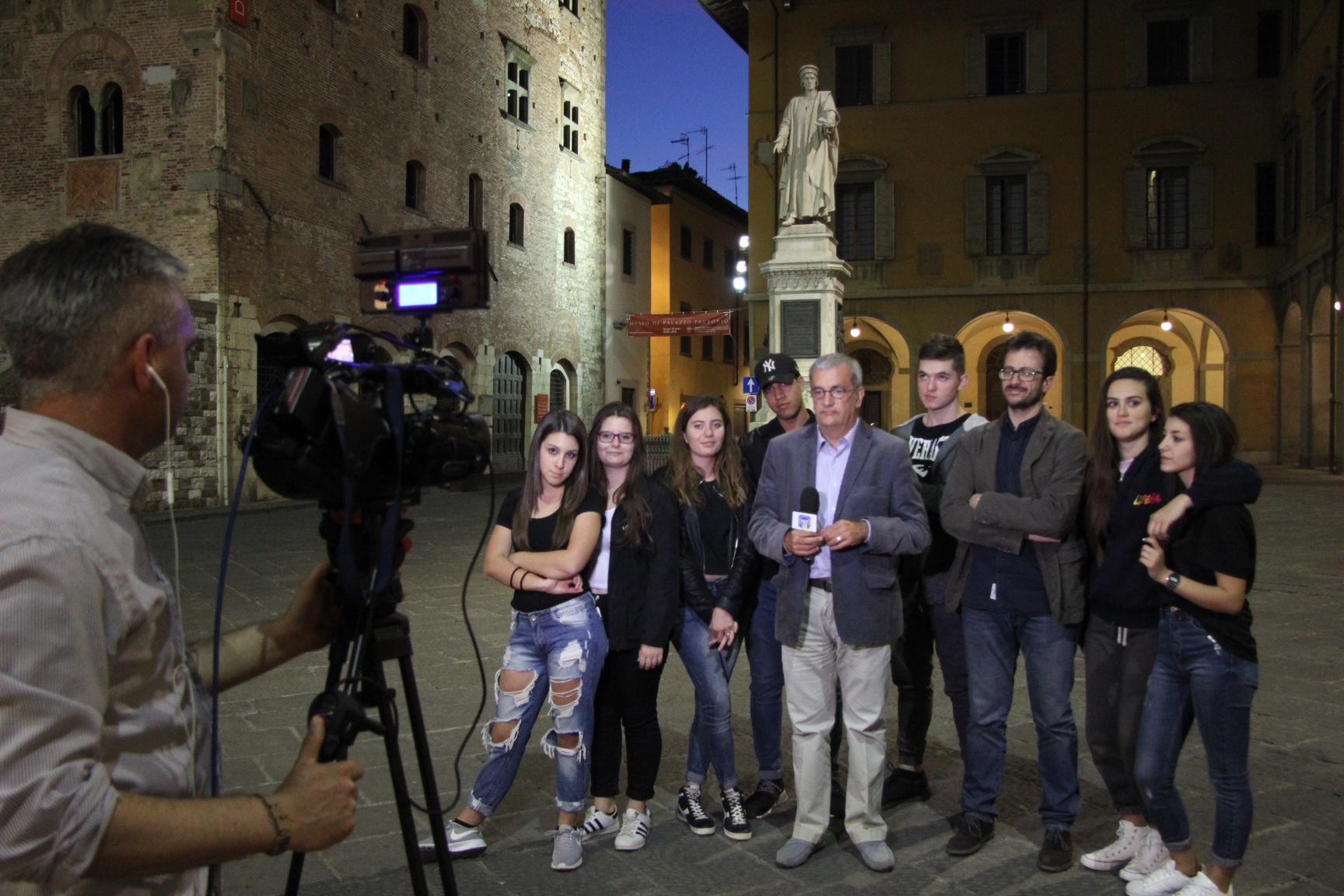 Gli studenti del Dagomari e il professor Marcello Contento in piazza del Comune (foto Claudio Batavia)