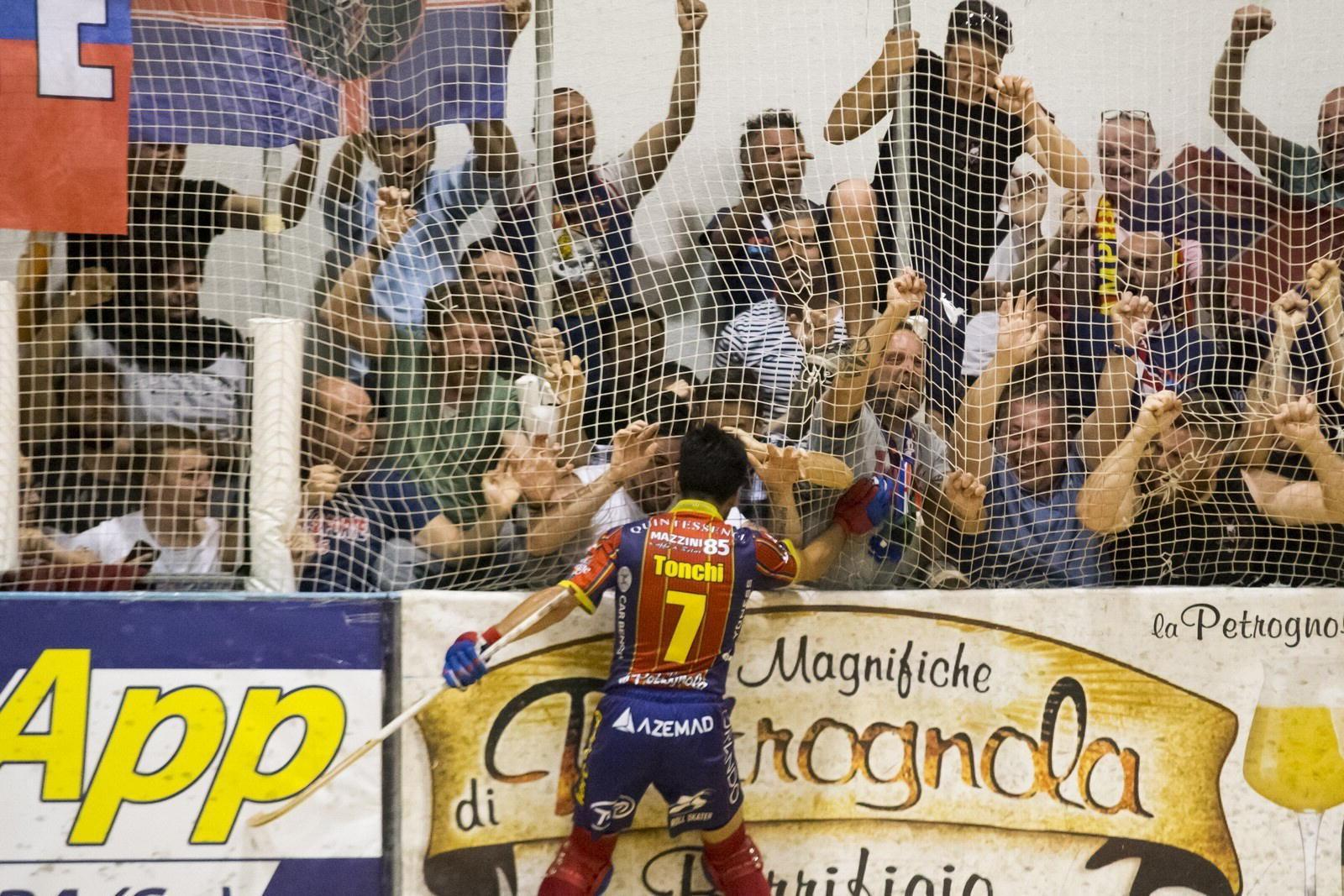 Tonchi De Oro festeggia con la curva rossoblù (foto di Gabriele Baldi)