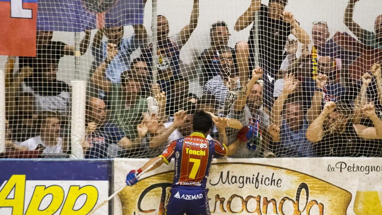 Tonchi De Oro festeggia con la curva rossoblù (foto di Gabriele Baldi)