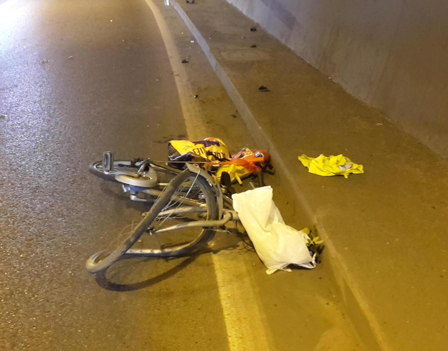 Furgone travolge ciclista alla Madonna della Tosse