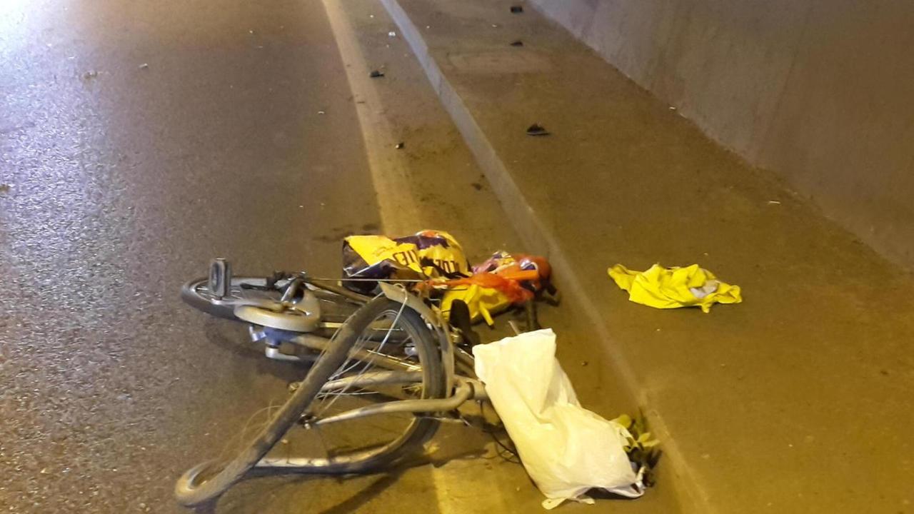 Furgone travolge ciclista alla Madonna della Tosse