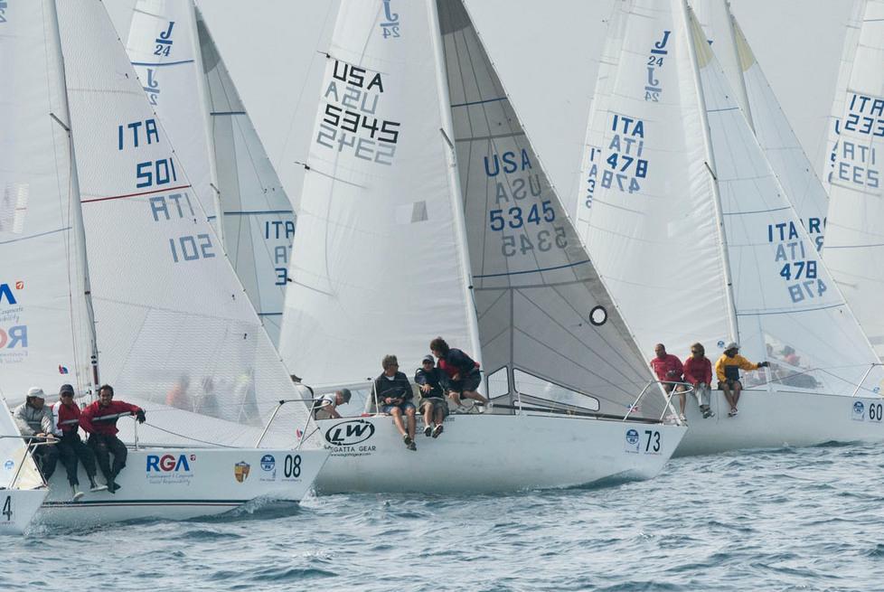 Tricolori J24 alla Maddalena da oggi comanda il vento 