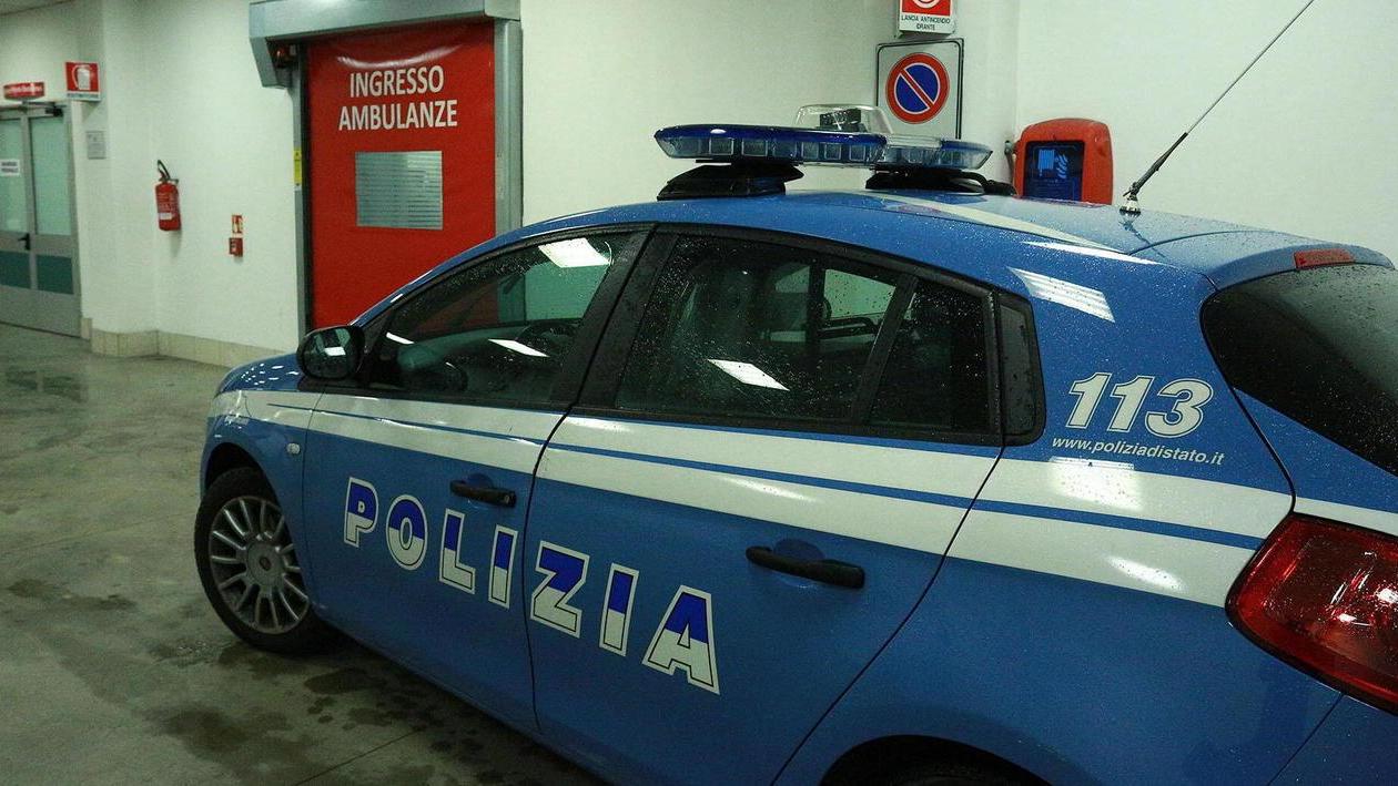 La riempie di botte in piazza ma non vuole denunciarlo