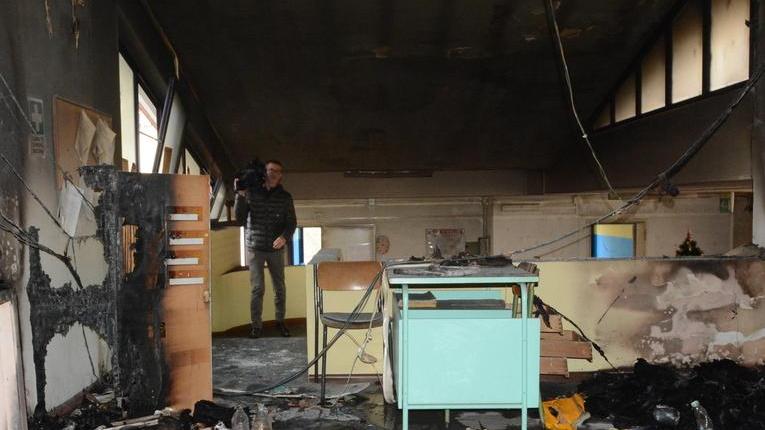 Sassari, scuola distrutta dal fuoco: la rivolta delle mamme 