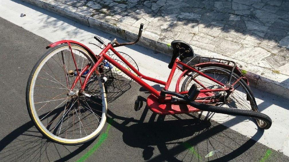 Donna in bicicletta, tamponata da un’auto: è grave