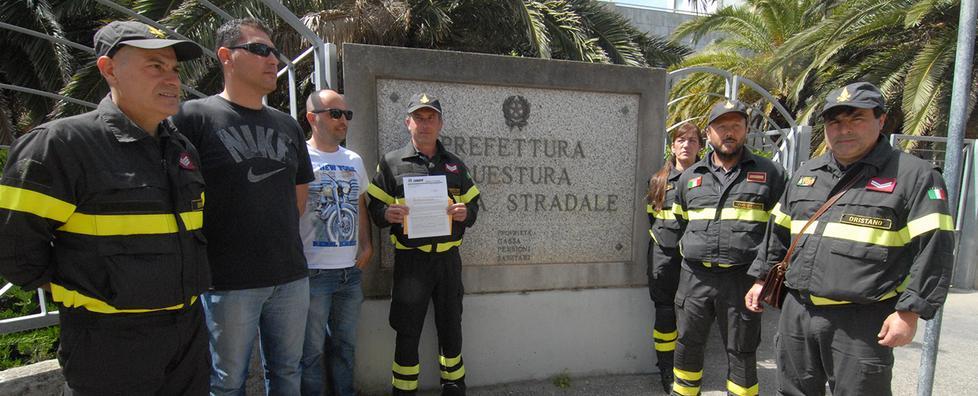 Vigili del fuoco in prefettura protesta contro il governo