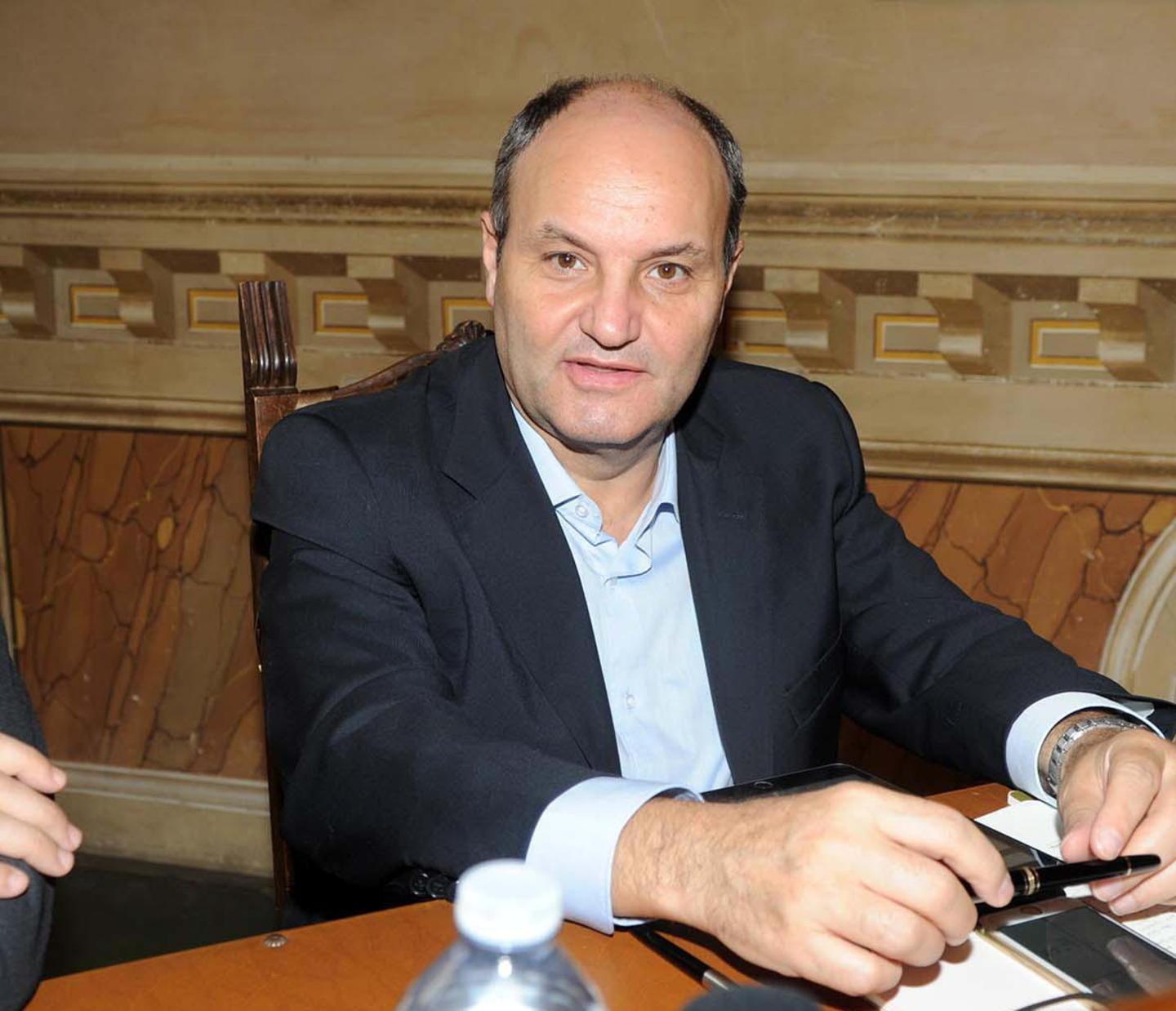 Cartelli illeggibili e invasione di erbacce 
