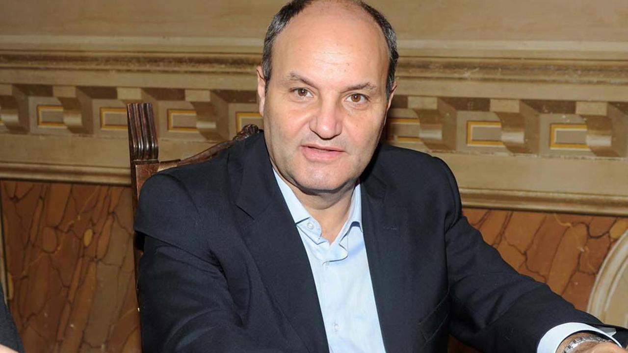 Cartelli illeggibili e invasione di erbacce