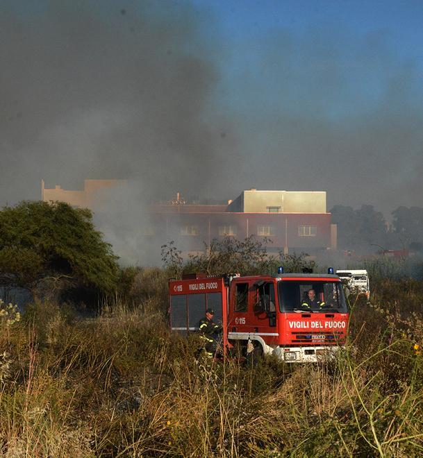 Il parcheggio dell’ospedale minacciato da un incendio