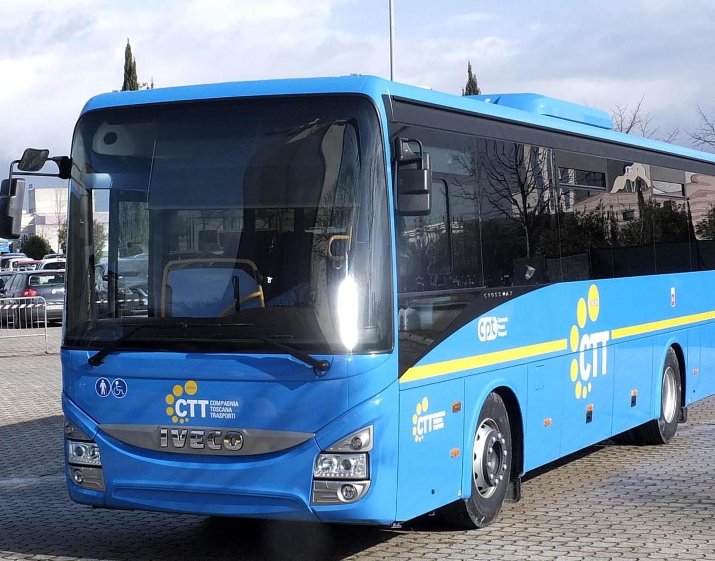 Bus e pensilina preda dei vandali 
