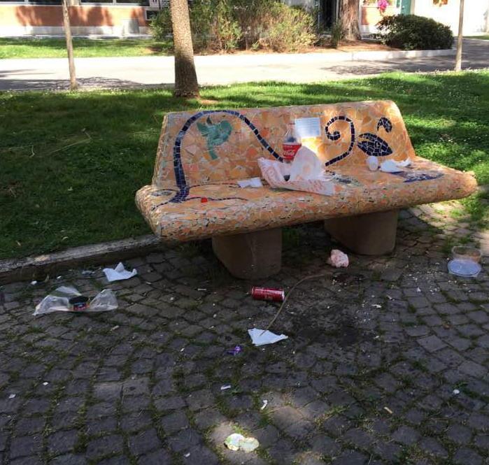 Piazza Veneto, sulle panchine i resti del pasto