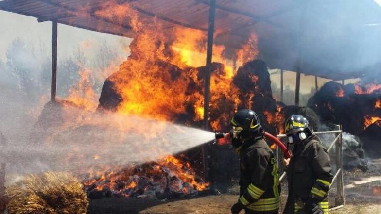 In fiamme campi, bosco e un capannone per il fieno
