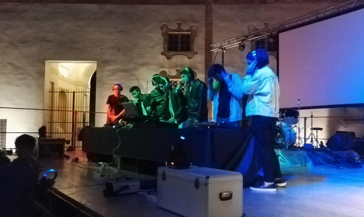 500 ballano a ritmo di musica che non c’è