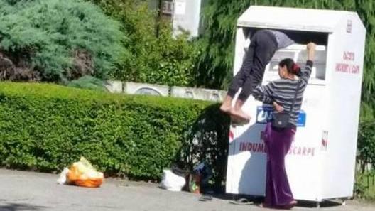 Sorpresi a rovistare nel cassonetto Caritas