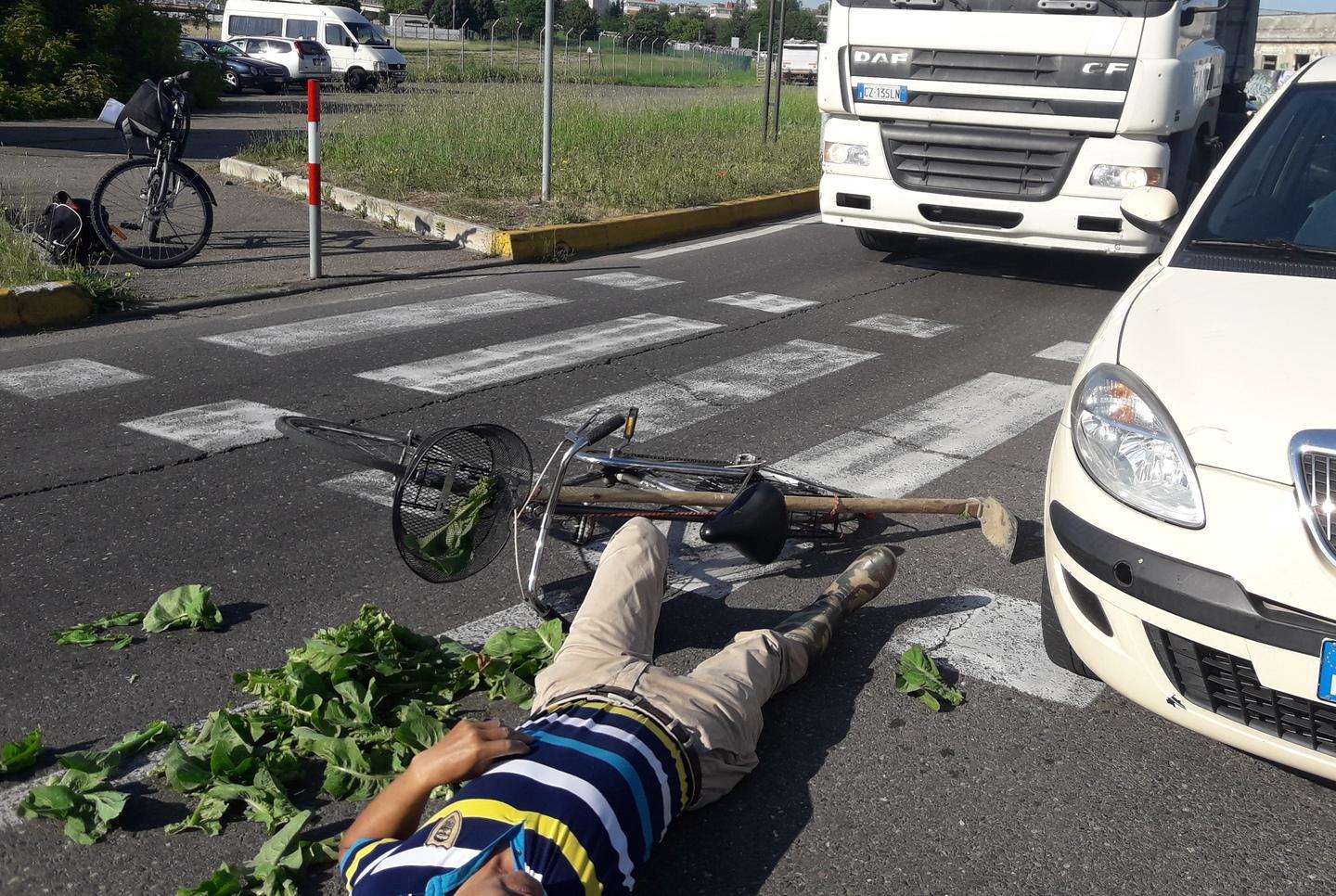Ciclista investito da un’auto sulle strisce pedonali