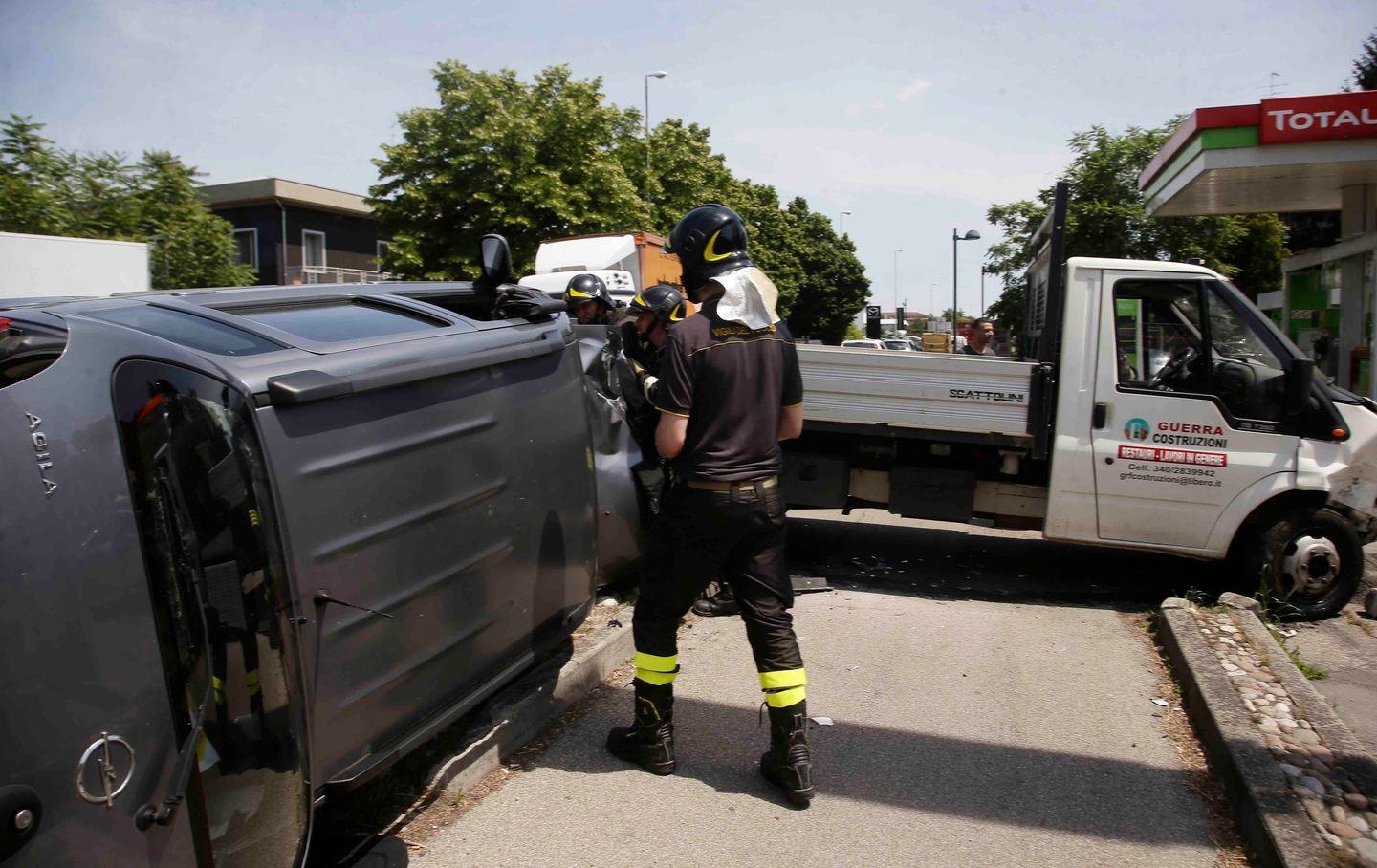 Auto si ribalta in via Fratelli Cervi 