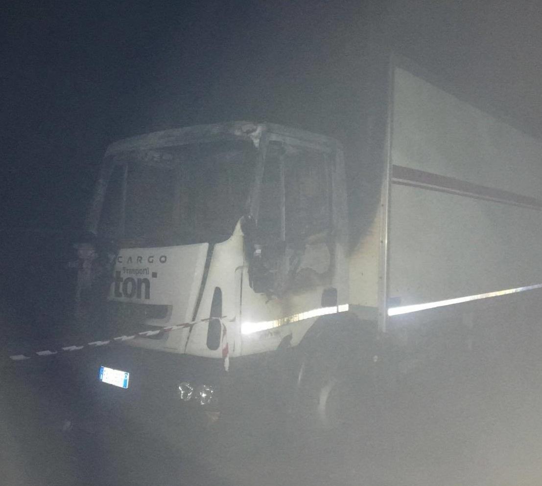 Bruciato camion col marchio Artoni 