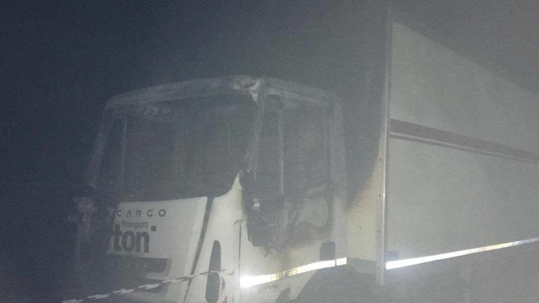 Bruciato camion col marchio Artoni