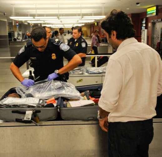 Modena, compera scarpe false e lo multano  