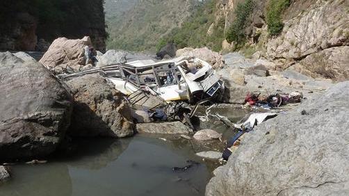 India, l'autobus finisce in un fiume: 21 morti 