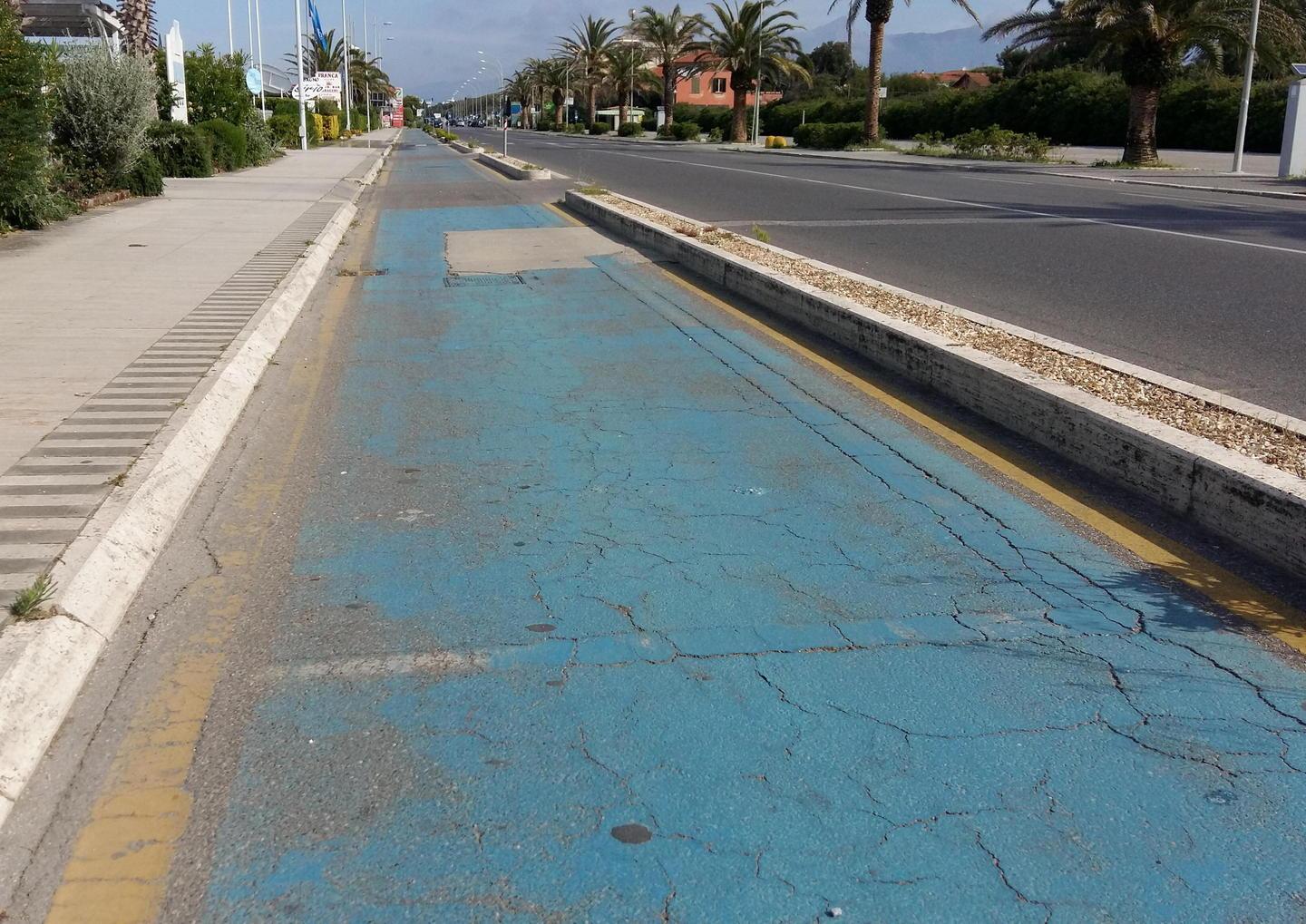 La pista ciclabile stinta e deteriorata sul lungomare di Lido di Camaiore