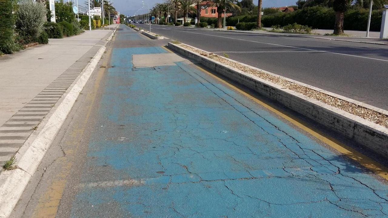La pista ciclabile stinta e deteriorata sul lungomare di Lido di Camaiore