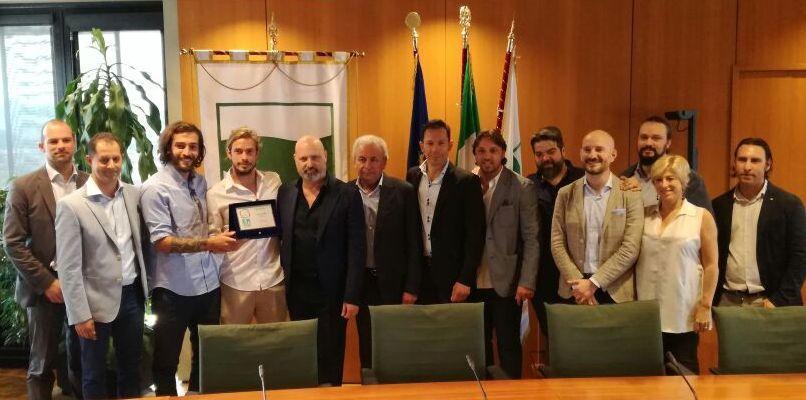 Il gruppo con tutti gli spallini e i politici