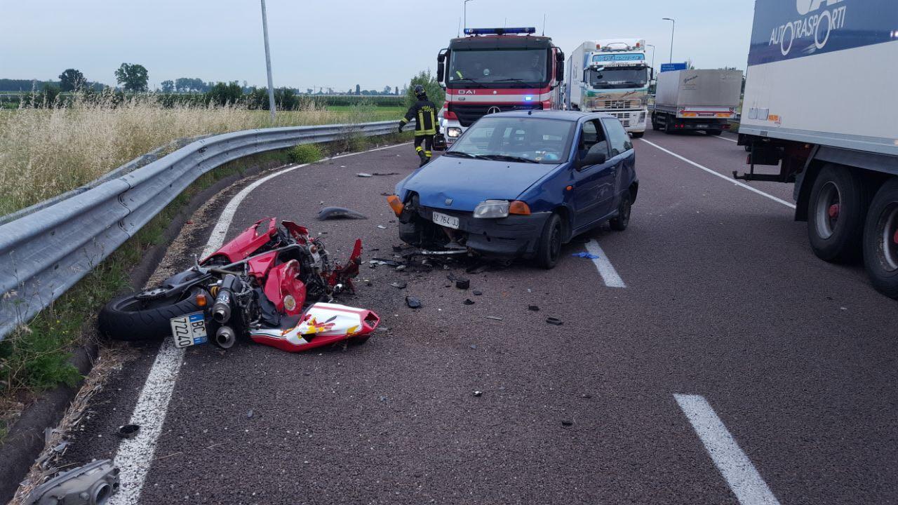 Nonantola, moto si schianta contro auto