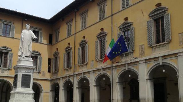 Bandiere a mezz'asta nel palazzo comunale